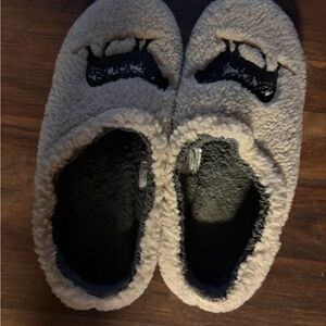 Cozy women’s slippers with sheep
Design LL Bean
